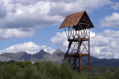 Tres mineros en el exterior de la  mina escuela de Sahelices, también conocida como mina blanca, y abajo interior de la sala de máquinas de la Herrera I