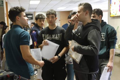 Imagen de un grupo de estudiantes antes de la prueba.