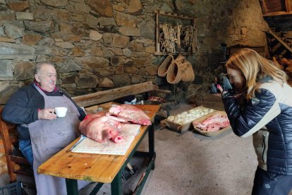 Virginia Morán realiza una fotografía de Antón Arias 'Tronco' el día de la matanza.