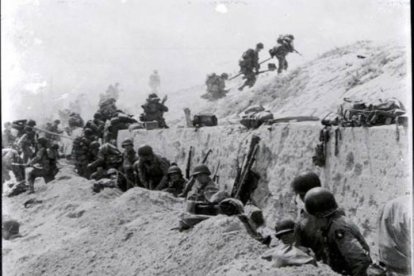Soldados del octavo regimiento de la 4ª División de Infantería en una trinchera en la playa Utah durante el desembarco de Normandía (Francia) el 6 de junio de 1944.