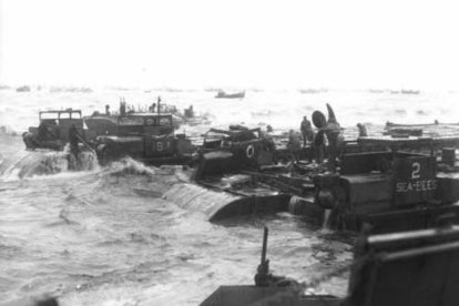 Barcos con suministros para las tropas de las fuerzas aliadas luchando contra las olas para intentar alcanzar la costa durante el desembarco de Normandía (Francia) el 6 de junio de 1944.