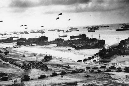 Tropas estadounidenses a bordo de buques de guerra a su llegada a la playa durante el desembarco de Normandía (Francia) el 6 de junio de 1944.