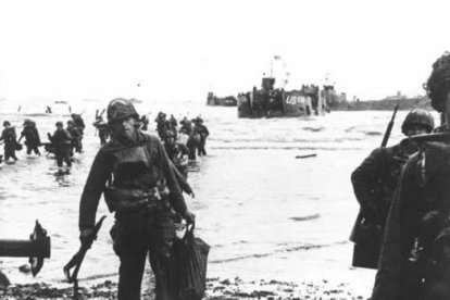 Soldados estadounidenses a su llegada a la playa Omaha durante el desembarco de Normandía (Francia) el 6 de junio de 1944.