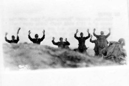 Tropas de la Alemania nazi durante su rendición en el desembarco de Normandía (Francia) el 6 de junio de 1944.