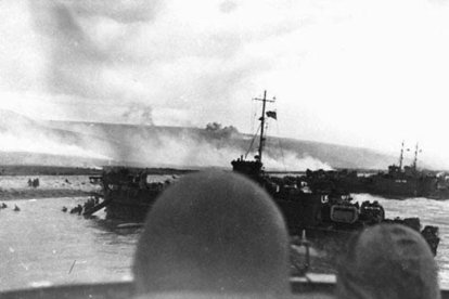 Soldados de las fuerzas aliadas que alcanzan la playa durante el desembarco de Normandía (Francia) el 6 de junio de 1944.