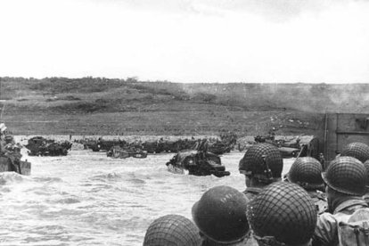 Soldados de las fuerzas aliadas que alcanzan la playa durante el desembarco de Normandía (Francia) el 6 de junio de 1944