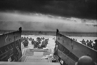 Soldados que esquivan fuego enemigo durante el desembarco de Normandía (Francia) el 6 de junio de 1944.