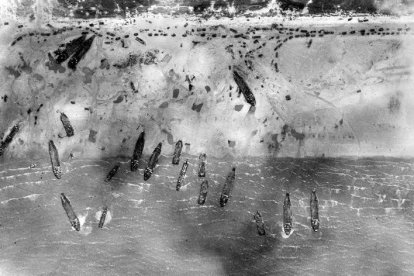 Fotografía aérea facilitada por el Ministerio Británico de Defensa que muestra el desembarco de Normandía el 6 de junio de 1944.