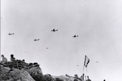 Aeronaves que sobrevuelan trincheras estadounidenses para hacerles llegar suministros a las tropas durante el desembarco de Normandía (Francia) el 6 de junio de 1944.