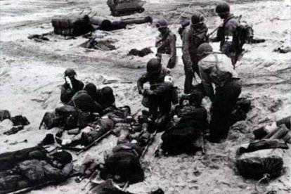Médicos que atienden a soldados estadounidenses heridos en la playa Utah durante el desembarco de Normandía (Francia) el 6 de junio de 1944.