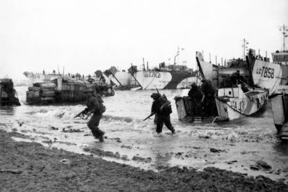 Soldados británicos a su llegada a la playa durante el desembarco de Normandía el 6 de junio de 1944.