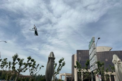 Los vuelos se están realizando en el centro de León para ensayar su paso sobre la bandera de España el próximo sábado, cuando el Ayuntamiento de León nombrará Hijos Adoptivos de la Ciudad a las damas y caballeros de la XXXII Promoción y de la XXXIV Promoción de la Academia Básica del Aire