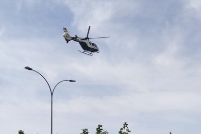 Un helicóptero de la Guardia Civil ha sobrevolado esta mañana, a muy baja altura, los alrededores de la explanada de la Junta y del centro de León, lo que ha provocado la sorpresa de todas las personas que a esa hora se encontraban en la zona. 