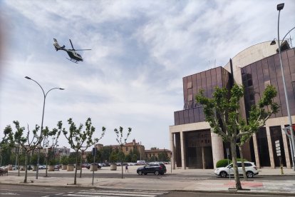 Un helicóptero de la Guardia Civil ha sobrevolado esta mañana, a muy baja altura, los alrededores de la explanada de la Junta.