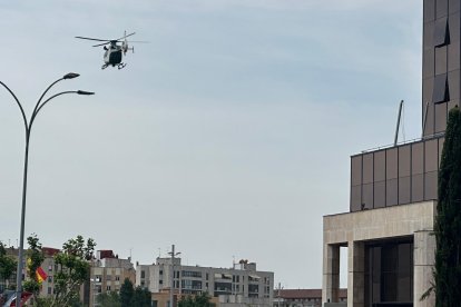El vuelo, de aproximación a la explanada de la Junta, se ha repetido durante los dos últimos días para garantizar la seguridad durante el acto de este sábado.