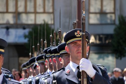 León cumple cada año con la tradición de nombrar Hijos Adoptivos de la ciudad a los caballeros y damas de la Academia Básica del Aire. 