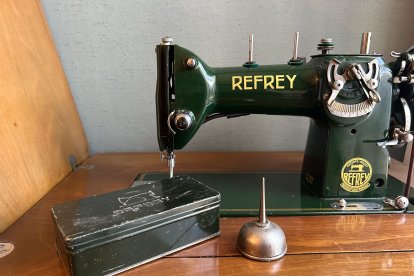 Una antigua máquina de coser.