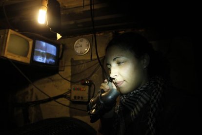 La esposa de un minero encerrado habla por el teléfono interno.
