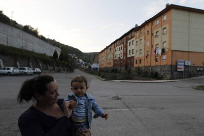 Él pueblo de Tremor con los pabellones mineros al fondo.