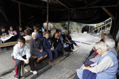 Mujeres y niños esperando a la entrada del pozo Malabá donde se encerraron los mineros.