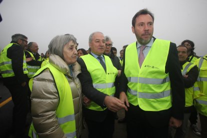 El ministro Óscar Puente, en diciembre de 2023 durante la apertura del carril en sentido Madrid, con la alcaldesa de Vega de Valcarce, María Luisa González Santín