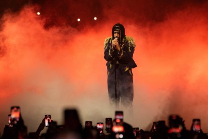 Bad Bunny se presenta en su concierto de cierre de la gira Most Wanted Tour, este viernes en el coliseo de Puerto Rico, en San Juan (Puerto Rico). 
                      EFE/Enid M. Salgado Mercado