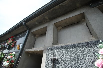 Los vecinos han empezado a tapiar los nichos vacíos.