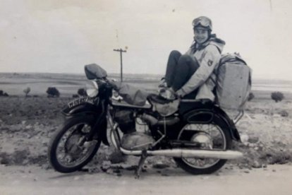 Belita en la moto de su marido en su travesía por España.