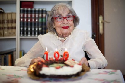 Belita Gracia con su tarta de cumpleaños.