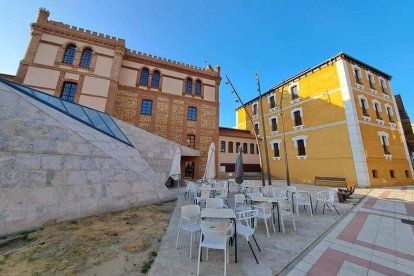 El conjunto mira a la avenida de Párroco Pablo Díez.  RAMIRO