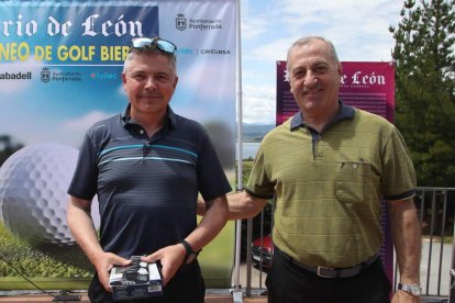 El presidente de Golf Bierzo, Jesús Balsa, entregó el premio al Mejor Approach a Manuel Antonio Prada.