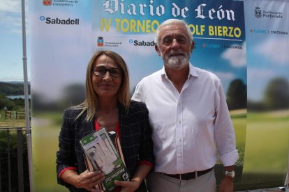 El presidente de Golf Bierzo, Jesús Balsa, entregó el premio al Mejor Approach a Manuel Antonio Prada.
