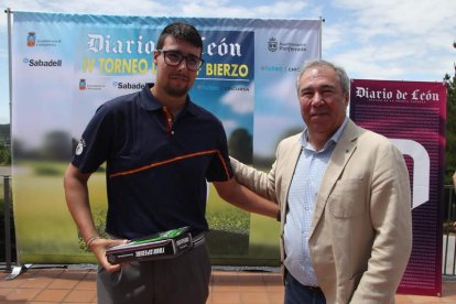 El presidente de Golf Bierzo, Jesús Balsa, entregó el premio al Mejor Approach a Manuel Antonio Prada.