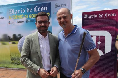 El presidente de Golf Bierzo, Jesús Balsa, entregó el premio al Mejor Approach a Manuel Antonio Prada.