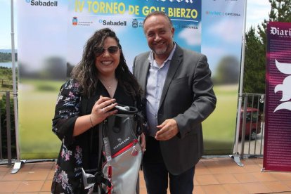 El presidente de Golf Bierzo, Jesús Balsa, entregó el premio al Mejor Approach a Manuel Antonio Prada.