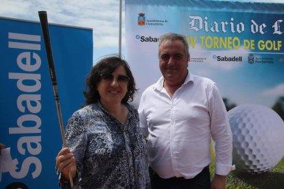 El presidente de Golf Bierzo, Jesús Balsa, entregó el premio al Mejor Approach a Manuel Antonio Prada.