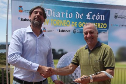 El presidente de Golf Bierzo, Jesús Balsa, entregó el premio al Mejor Approach a Manuel Antonio Prada.