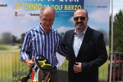 El presidente de Golf Bierzo, Jesús Balsa, entregó el premio al Mejor Approach a Manuel Antonio Prada.