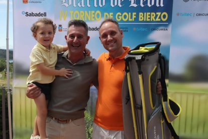 El presidente de Golf Bierzo, Jesús Balsa, entregó el premio al Mejor Approach a Manuel Antonio Prada.