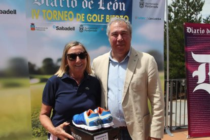 El presidente de Golf Bierzo, Jesús Balsa, entregó el premio al Mejor Approach a Manuel Antonio Prada.