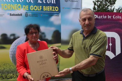 El presidente de Golf Bierzo, Jesús Balsa, entregó el premio al Mejor Approach a Manuel Antonio Prada.
