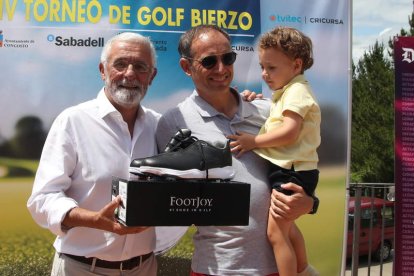El presidente de Golf Bierzo, Jesús Balsa, entregó el premio al Mejor Approach a Manuel Antonio Prada.
