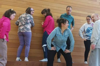 Final del ensayo antes de la actuación de este martes en el centro cívico León Oeste Crucero. MARÍA FUENTES