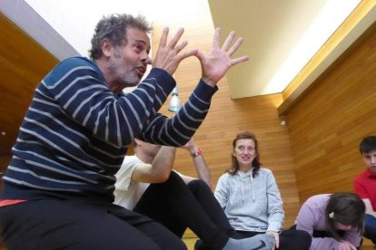 Final del ensayo antes de la actuación de este martes en el centro cívico León Oeste Crucero. MARÍA FUENTES