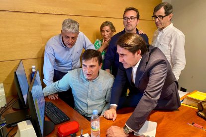 Los populares, con Eduardo Diego y Juan Carlos Suárez-Quiñones, durante la noche electoral.