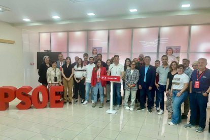 Javier Alfonso Cendón, en el centro de la imagen, rodeado de simpatizantes en la sede del PSOE.