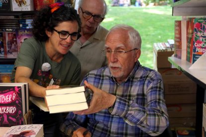 El escritor y académico Luis Mateo Díez durante la firma de libros. BENITO ORDÓÑEZ
