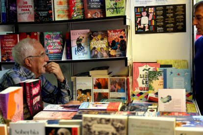 El escritor y académico Luis Mateo Díez durante la firma de libros.