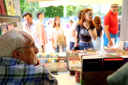 El escritor y académico Luis Mateo Díez durante la firma de libros.