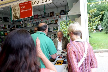 Gente esperando a que Julio Llamazares les firmase libros.